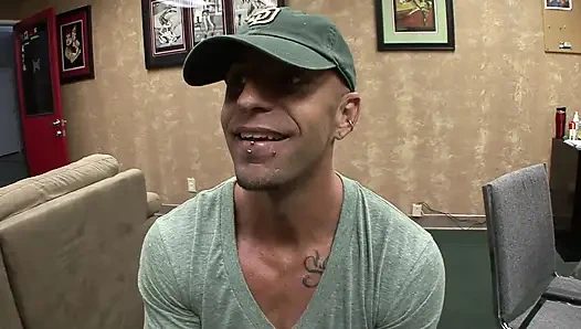 Татуированная крошка ублажает большой член мужика