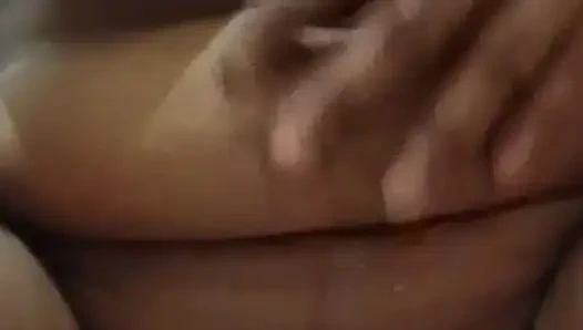 Komşu Komal'ı onu parmaklarken gördü, arazisini tuttu ve altına çekti, sonra üstüne işedi