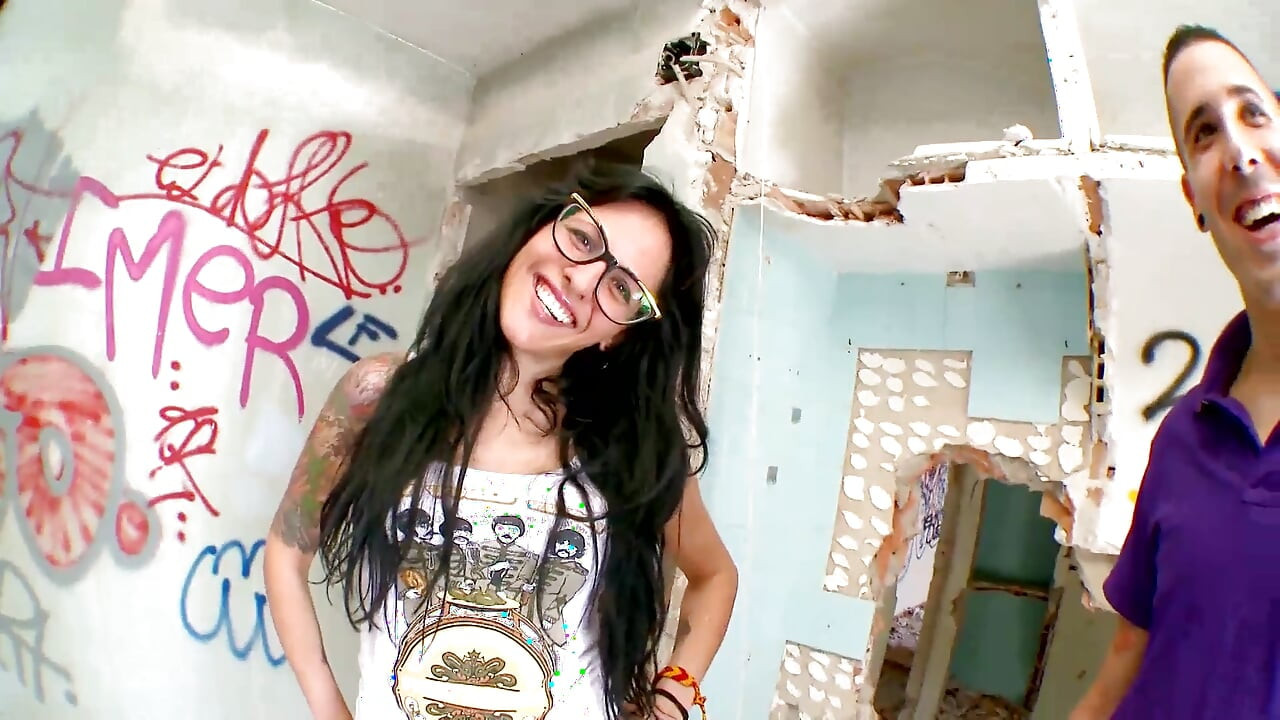 放棄された廃墟でスペインのブルネットファック