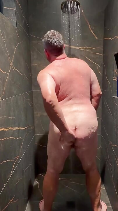 Duș în pielea goală