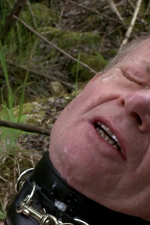 Trojka Divlji BDSM na otvorenom s vrućim curama i kurcem starca