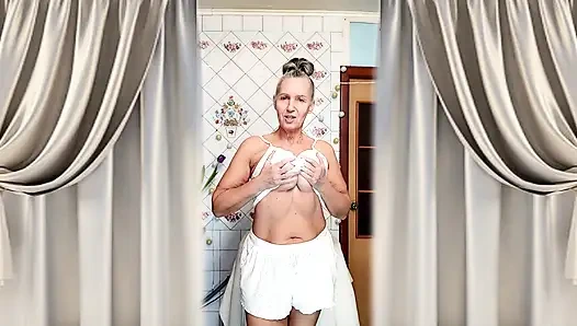 Heiße hausfrau lukerya. Eine reife ukrainische frau zeigt ihre figur und posiert zu hause für die kamera.