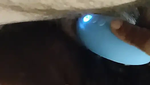 Черную толстушку трахает муж с большим белым членом