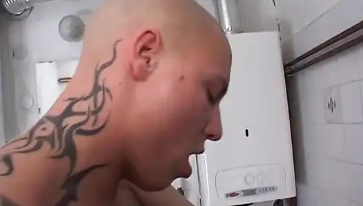 Brunette amatir dengan bristol besar mengisap dan menyetubuhi kontol