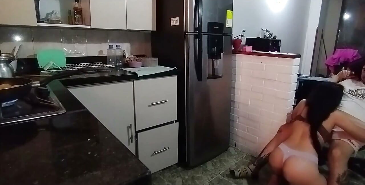 Eu me masturbei olhando para ela como ela estava vestida e ela não podia suportar chupar meu pau inteiro
