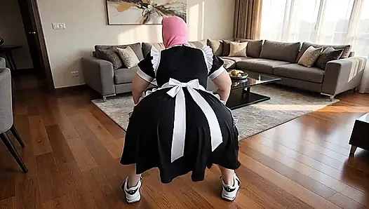 Zimmermädchen mit großen hintern verdient ihr gehalt