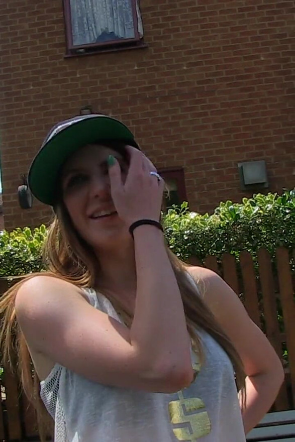 Samatha Bentley pisses outdoor