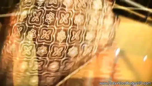 Güzel Hintli prenses erotik dans ediyor