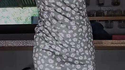 Wie ich in meiner werkstatt meine hübsche muschi pinkeln lasse