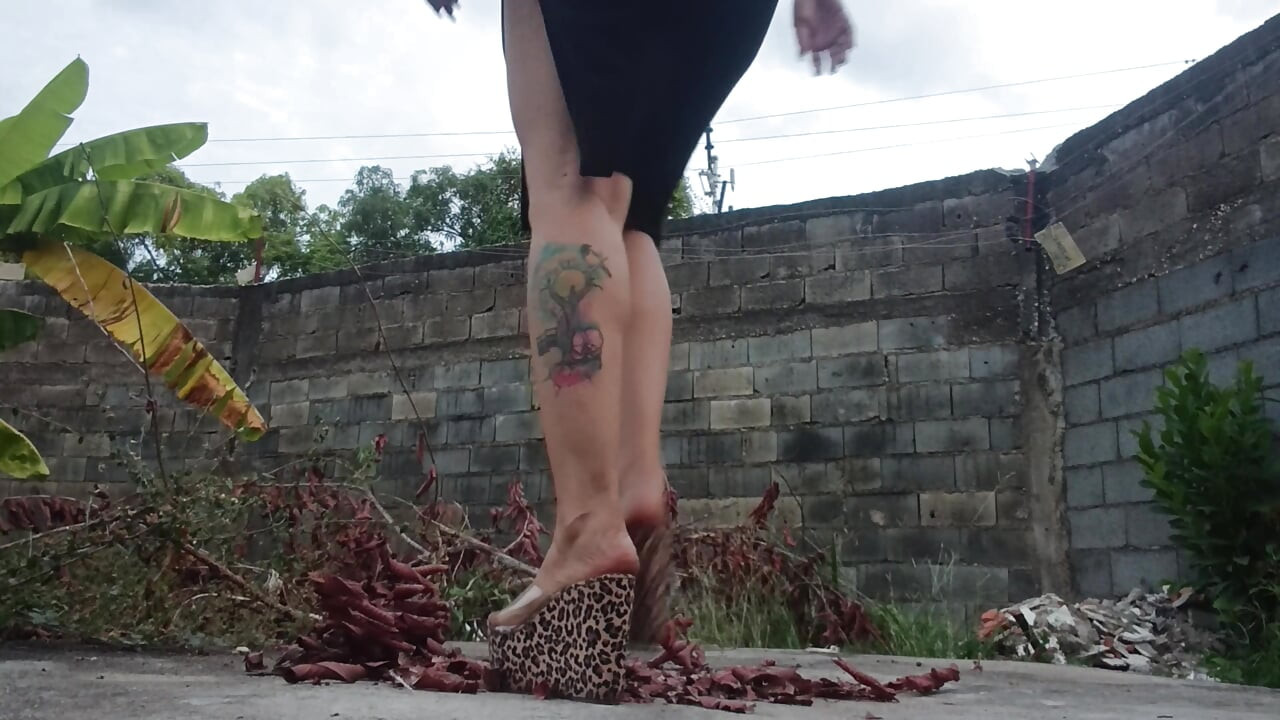 Wie ich es genieße, mit meinen riesigen high heels zu zermalmen, zu stampfen und zu zermalmen, während ich komplett nackt bin