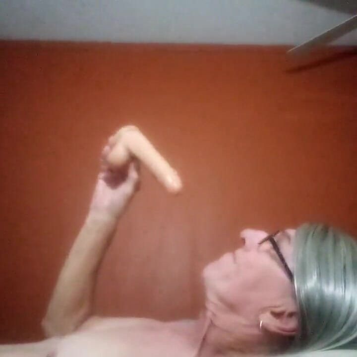 玩弄我的假阳具做爱和口交