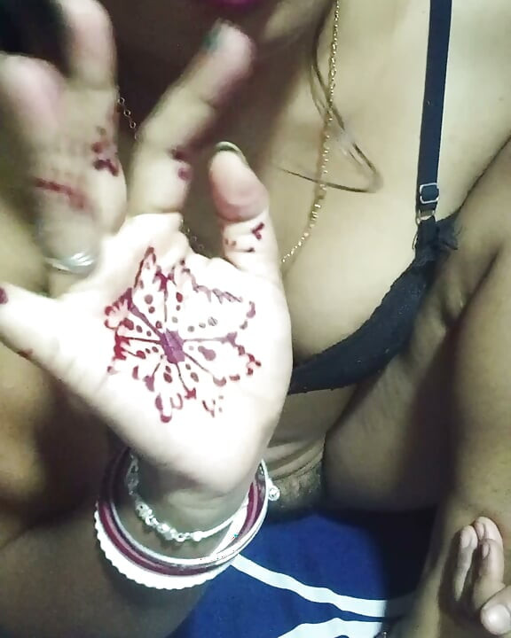 Desi bhabhai masturbándose el culo y el coño en video MMS