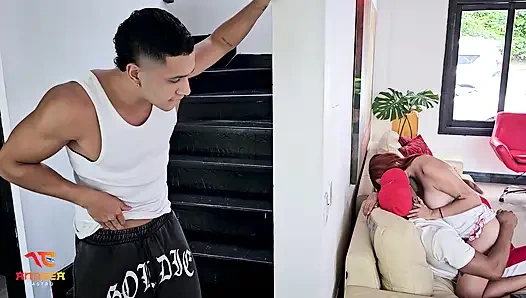 Suamiku memergokiku meniduri temannya ketika dia meninggalkanku sendirian - andrea castro &max betancur..