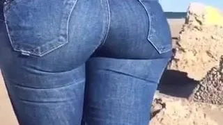 Modelando culo en в джинсах
