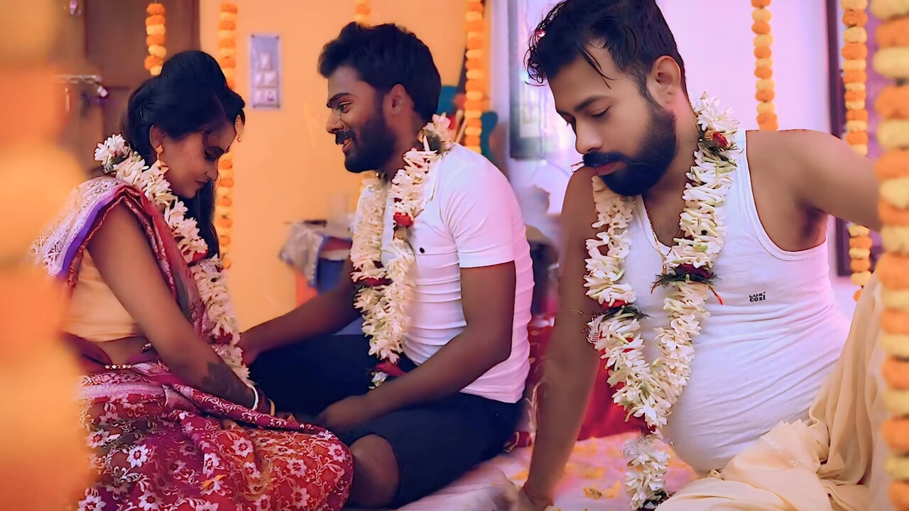 Suhagraat me pati ko behoshh karke boyfriend se chudwae