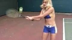 Zakochane dziewczyny - Katie i Sabrine na lesbijskiej lekcji tenisa