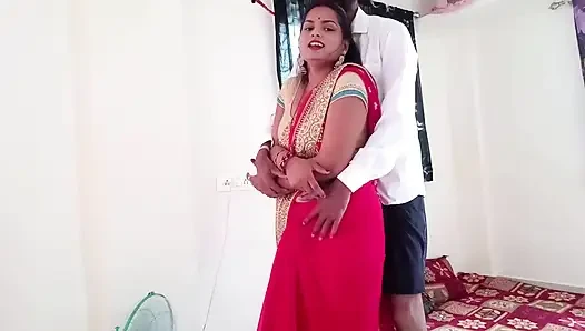 Der Besitzer eines Elektroladens kam zu Riya Bhabhis Haus, um eine Glühbirne einzubauen, als Riya Bhabhi seinen Penis griff, daran lutschte und es tat