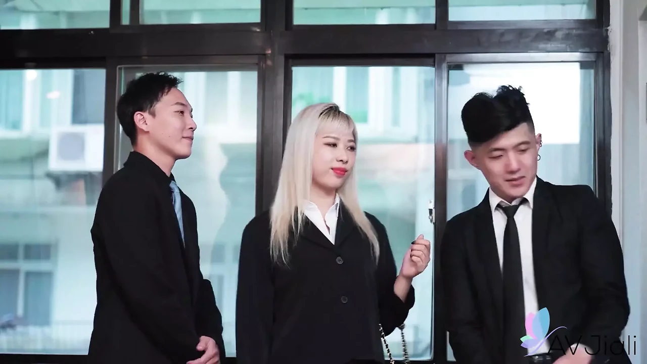 Dominant Boss Lady, Wang Yixin, Takes Advantage of Male Office Worker