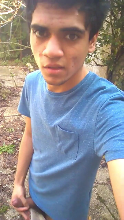 Twink with a hot face wanks outdoor