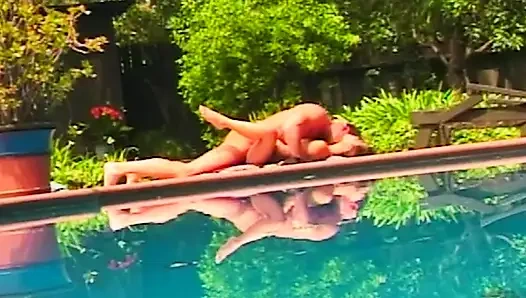 College Confessions: Heißer Pool-Sex mit asiatischer