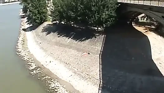 Geiler hengst und versaute brünette haben hardcore-ficksession im freien