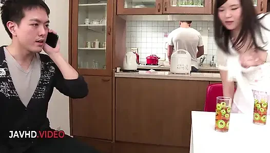 Asiatisches schätzchen gibt verführerischen blowjob mit geschickten techniken