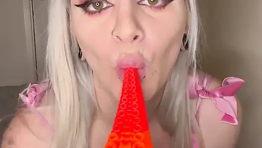 Air mancur muncrat banyak banget dengan dildo ukuran raksasa