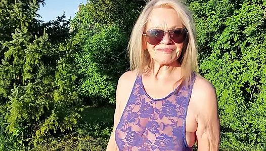 Oma Wandert in Ihrem Garten in Einem Transparenten Bodysuit
