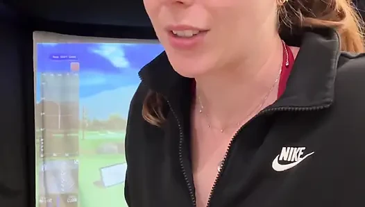 Ich versuche, golf in einem Simulator mit meinem Lush in! Der versuch, nicht zu kommen, während ich schwinge!