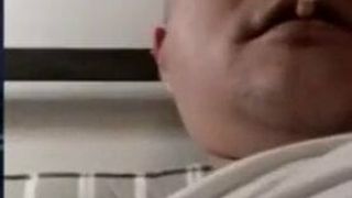 Un bel oncle chinois se branle devant la webcam