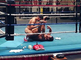 Draven Navarro pratica la sua abilità di boxe mentre Alex Rim fantastica sul suo corpo maschile - i tizi della realtà