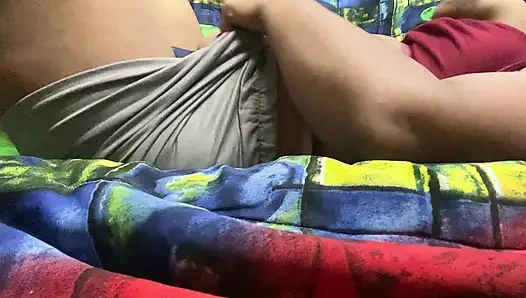 Девушка Mallu трахает киску пальцами