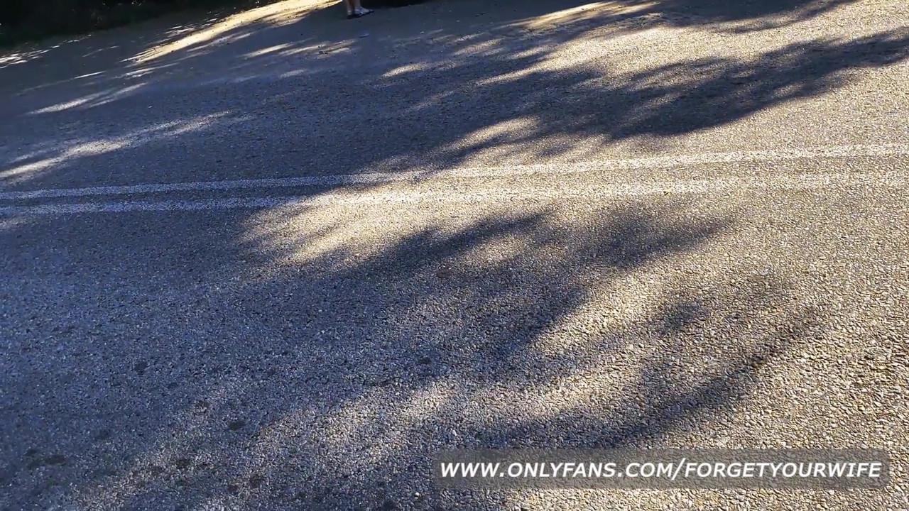 金髪が車を修理するのを手伝って彼女を犯した