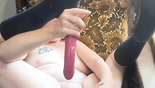 Cewek sange ini lagi asik muasin memeknya pakai celana dalam sampai muncrat