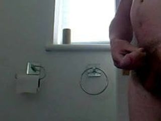 Punheta enquanto assiste pornô no banheiro