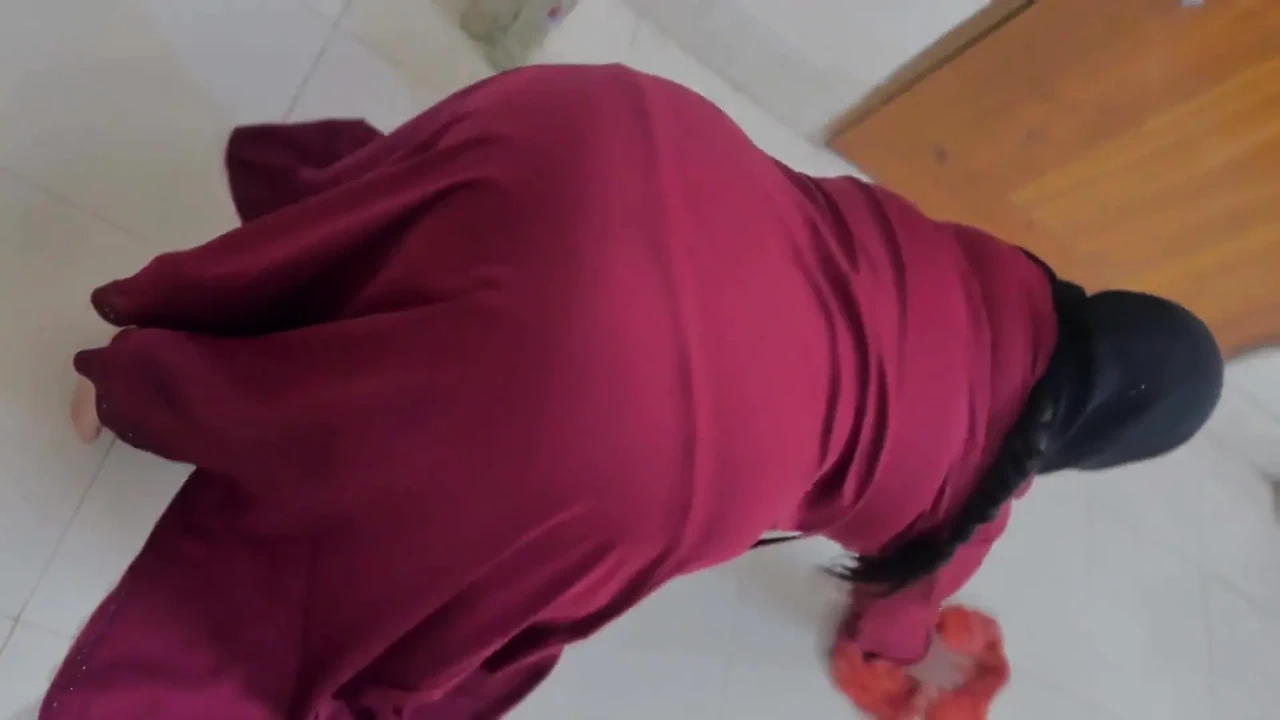 Beautiful Muslim Hot Stepmom Clean Room & Try to Seduce Me by Show Her Big Ass Want Ass Fuck From Me