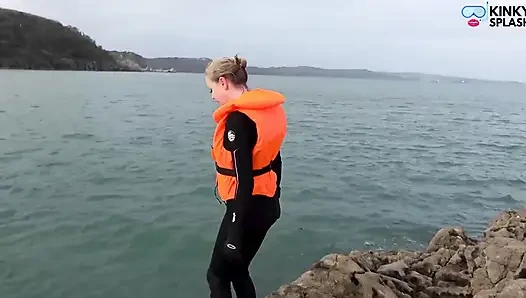 Wetsuit ve Lifejackets Lucy'nin donma karşılaştırması