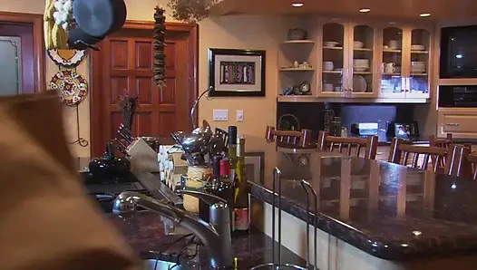 Возбужденный чувак присуждает своей жене эротический грубый секс в их гостиной