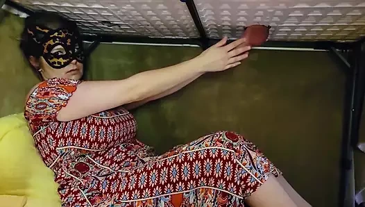 Böse Stiefmutter melkt frechen Stiefsohn auf dem Melktisch mit Wanne mit Butter und Latexhandschuhen. BBW-Herrin am Donnerstag
