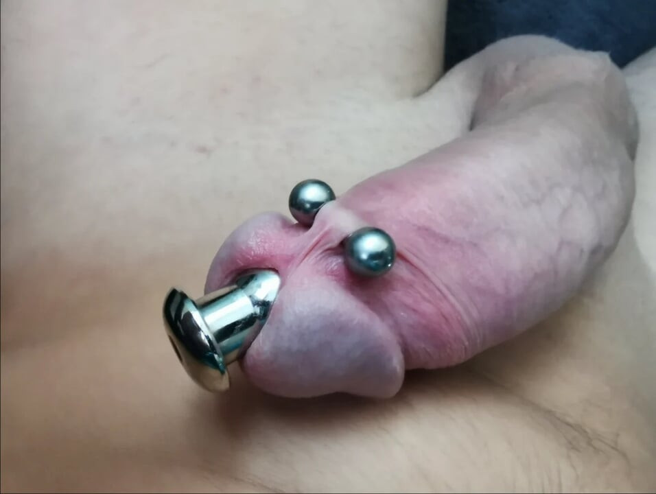 Marcel cums after releasing the plug