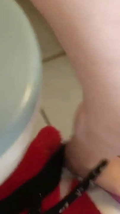 Uzbudljiv trenutak iz "Follow My Pretty Pierced Pussy Peeing"