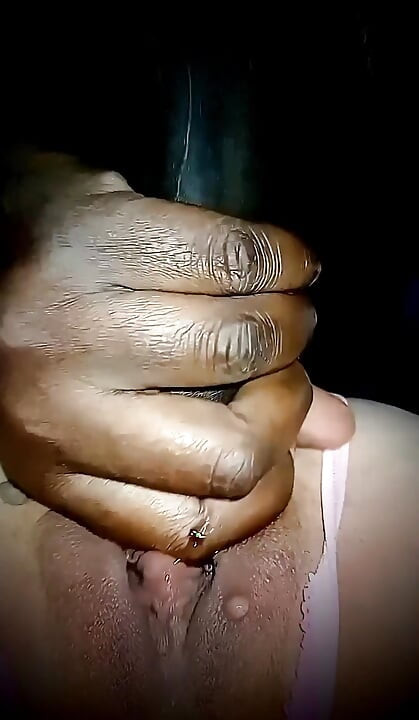 Saya menikmatinya di muka suami semasa kawan baik kote hitam besar menggesel pepek saya yang sudah berkahwin