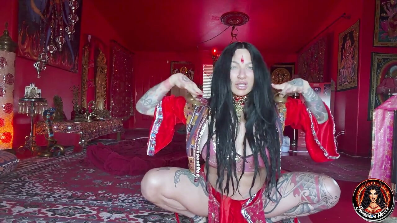 Busty Goddess Jenevieve Hexxx vatsatanssii ja esittelee upeita muotojaan!