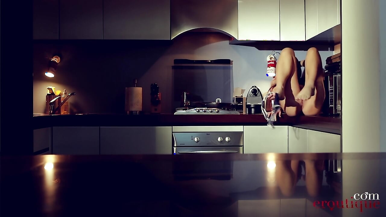 Martina violet - flexibler orgasmus in der küche