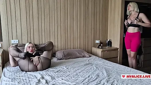 Моя фантазия о сводной сестры с большими сиськами, я так возбуждена, видя ее в этом