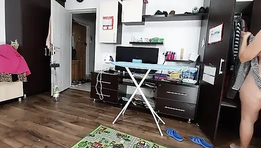 Sexy brünette, die nackte hausarbeiten macht.