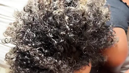 Aku lagi berduaan sama adik tiriku di kamar dan aku nggak bisa menentang pantat bahenolnya!