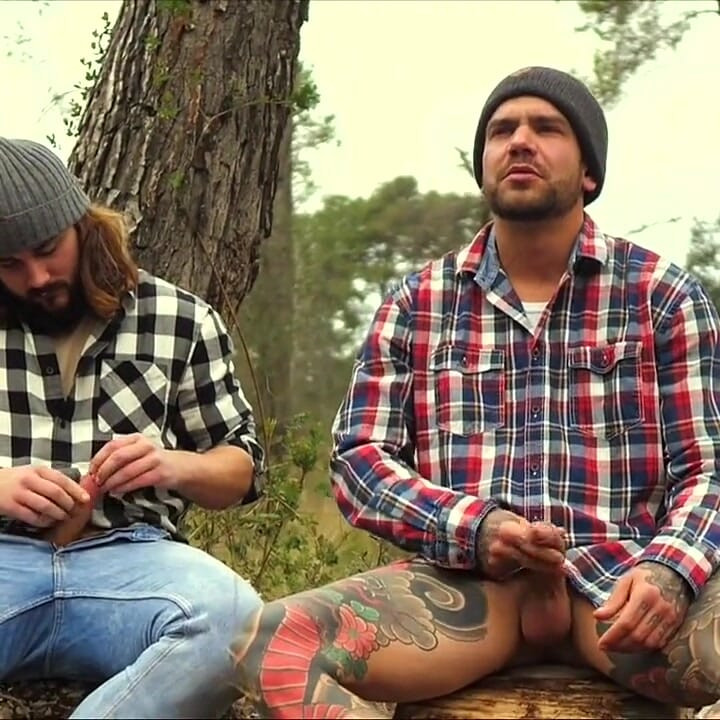 Dois Amigos Se Masturbando Na Floresta