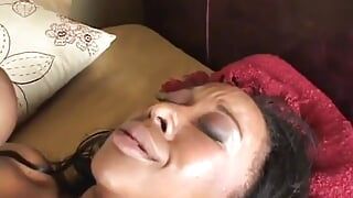 Tilly, beauté noire, se fait baiser par une grosse bite noire et elle adore toutes les poussées avec. Gen Tilly, Ethan Hunt - MILF pervers et ados