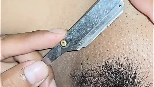 Mencukur memek berbulu lebat kakak ipar yang seksi
